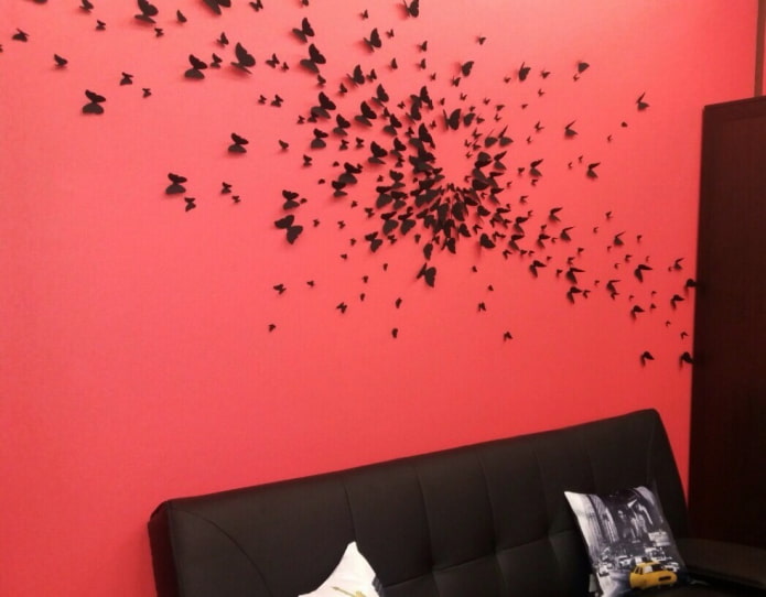 бабочки над диваном