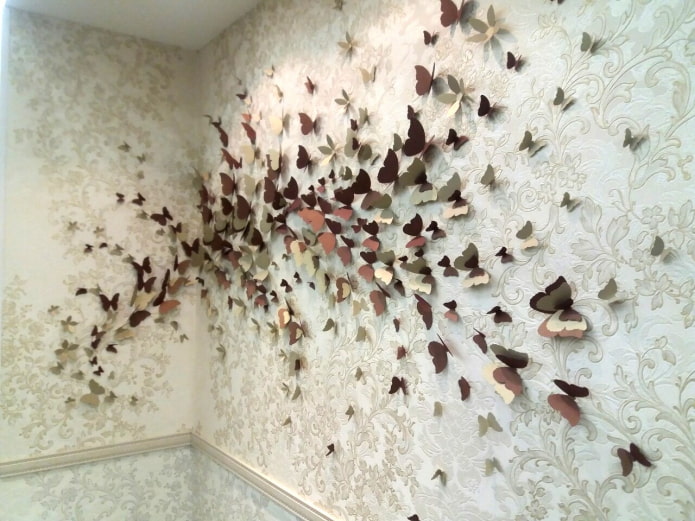 бабочки на соседних стенах