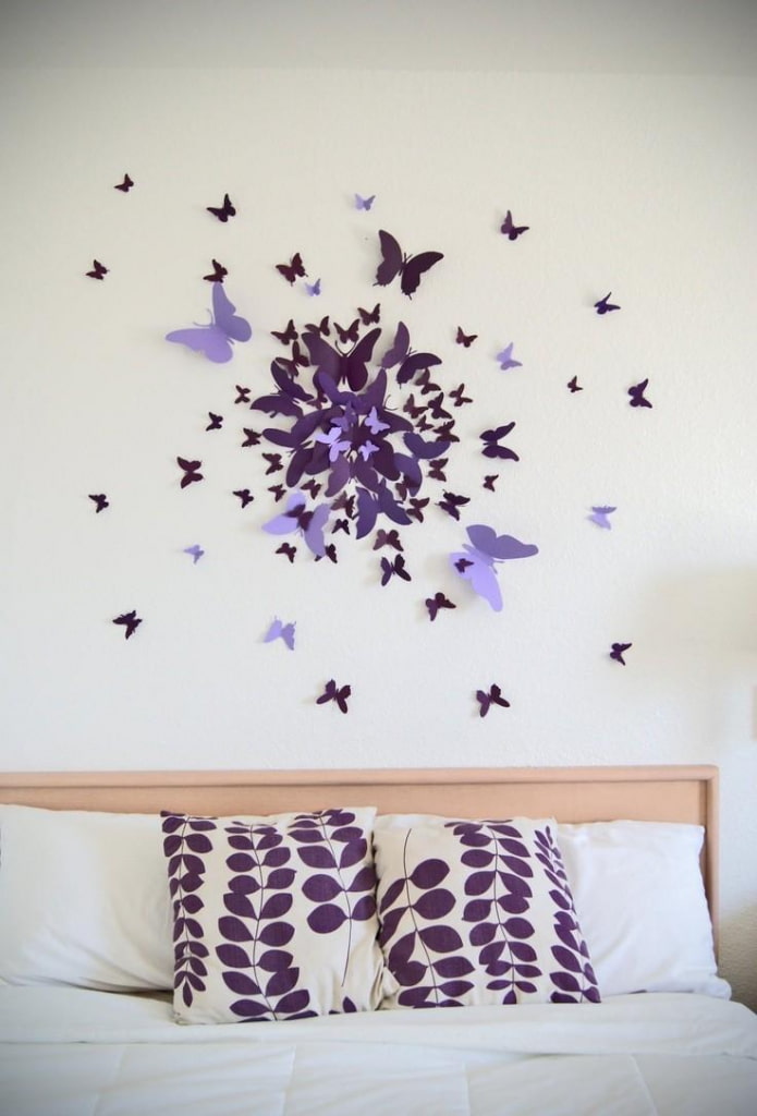 бабочки из бумаги над кроватью