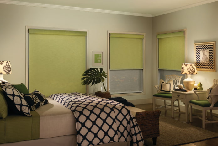 зеленые рулонные шторы в спальне