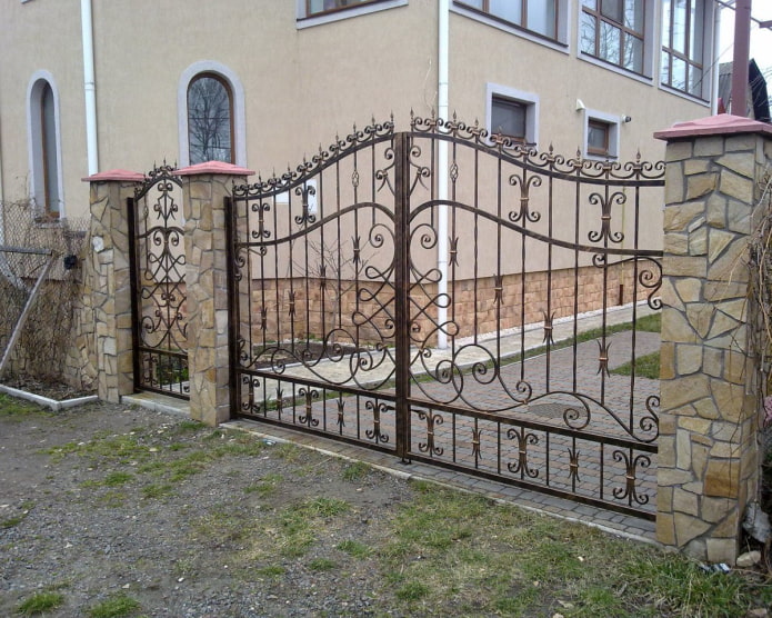 прозрачные кованые ворота