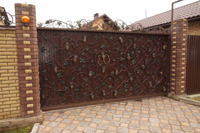 ворота украшены коваными элементами