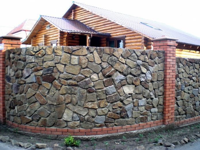 каменный и кирпичный забор