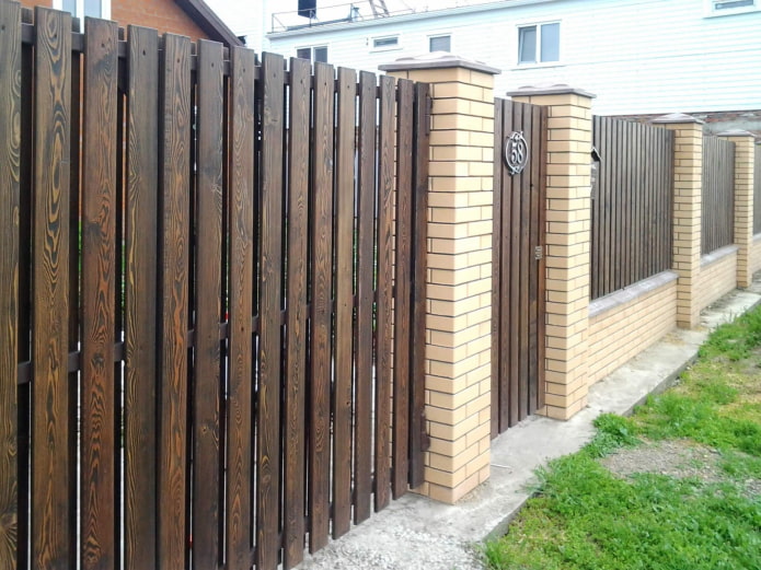 деревянный и кирпичный забор