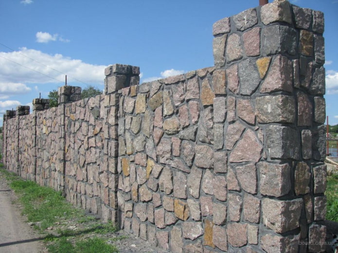 камень и бетонный забор