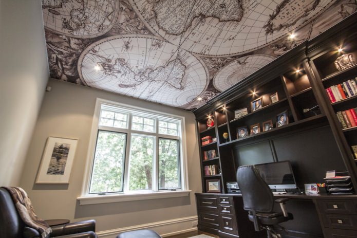 карта мира на потолке в офисе