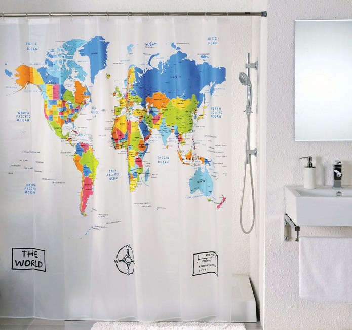 карта мира на шторах в ванной