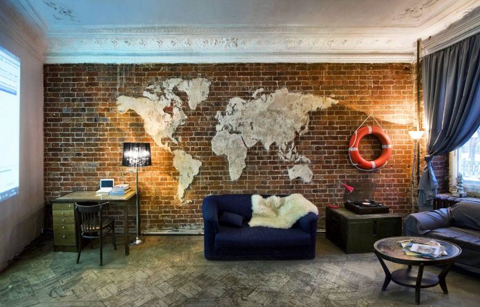 карта мира в интерьере гостиной в стиле лофт