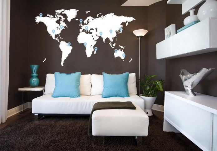 карта мира на стене в гостиной