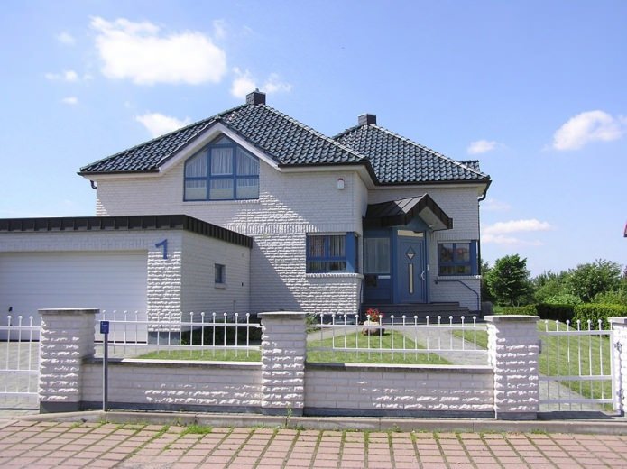белый фактурный фасад кирпичного дома