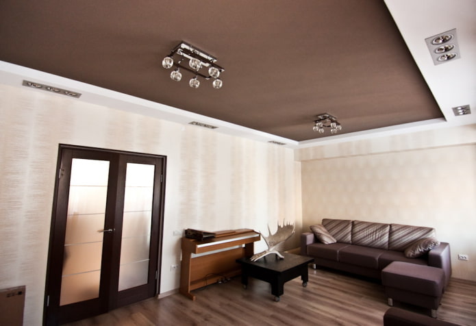 коричневый потолок в гостиной