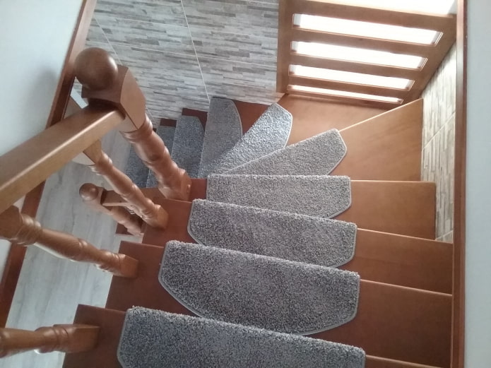 ковровое покрытие на лестнице