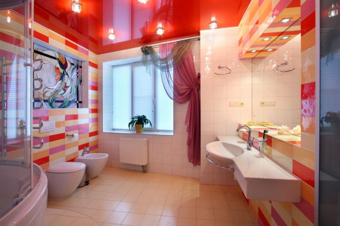 натяжной потолок в ванной с точечными светильниками