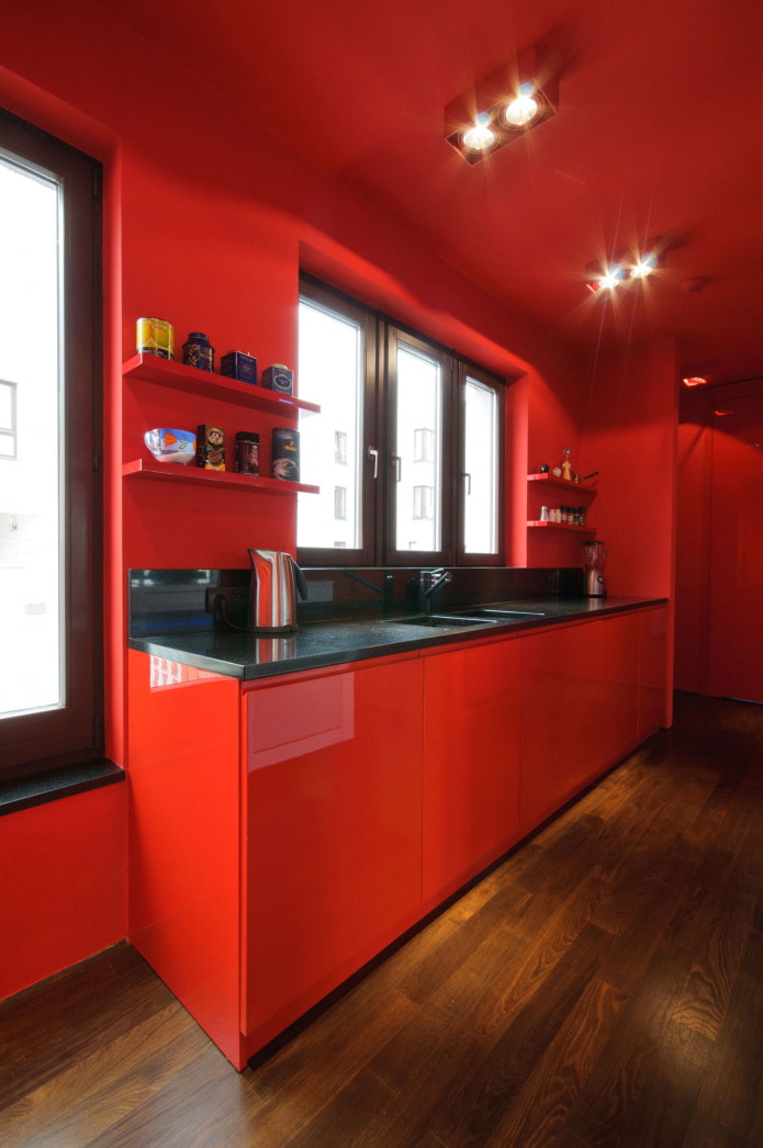 полностью красная кухня с деревянным полом