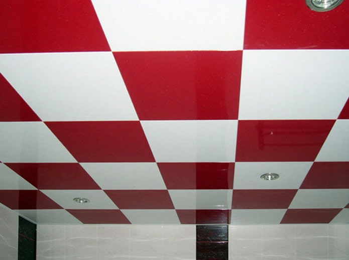 красно-белый кессонный потолок