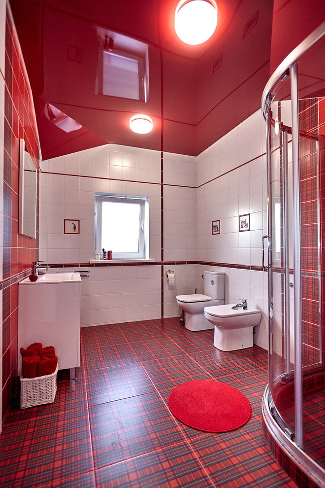красный глянцевый натяжной потолок в ванной комнате