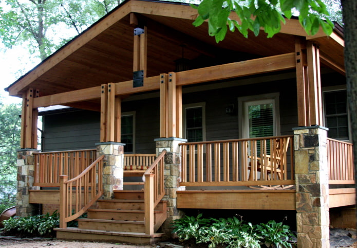 деревянный дом с террасой
