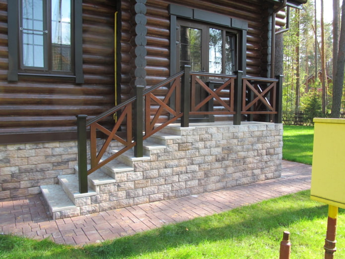 каменное крыльцо возле деревянного дома