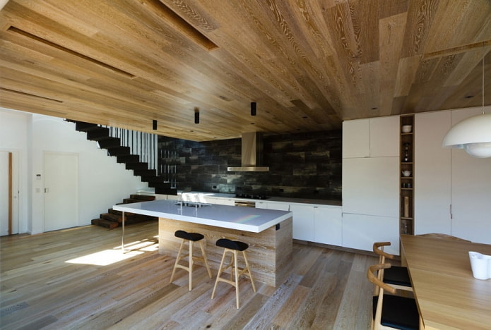 деревянный потолок на кухне