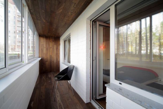 деревянная отделка балкона