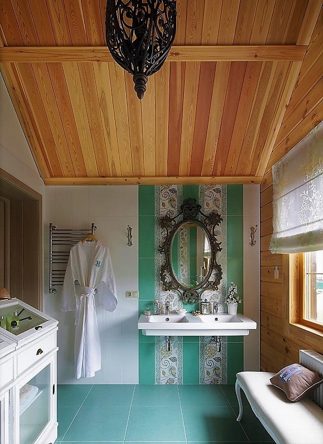 ванная комната с деревянным потолком