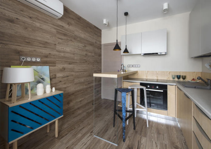 Кухонная мебель с ламинатом на стенах