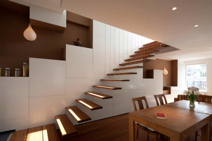 лестница в интерьере дома в стиле хай-тек
