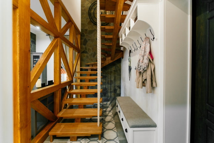 лестница в коридоре в интерьере частного дома