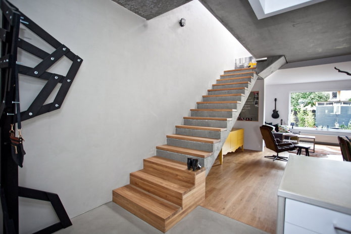 бетонная лестница в интерьере частного дома