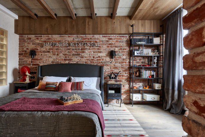 кирпичная стена и деревянные балки на потолке
