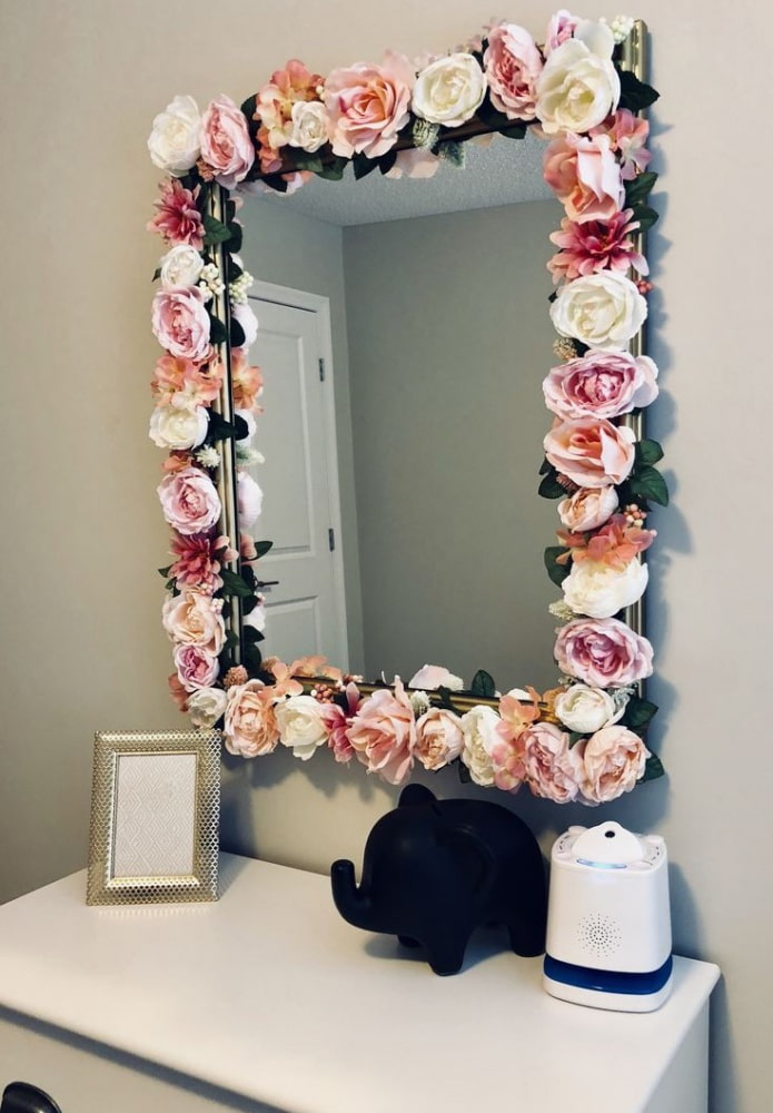 зеркало украшенное цветами в интерьере