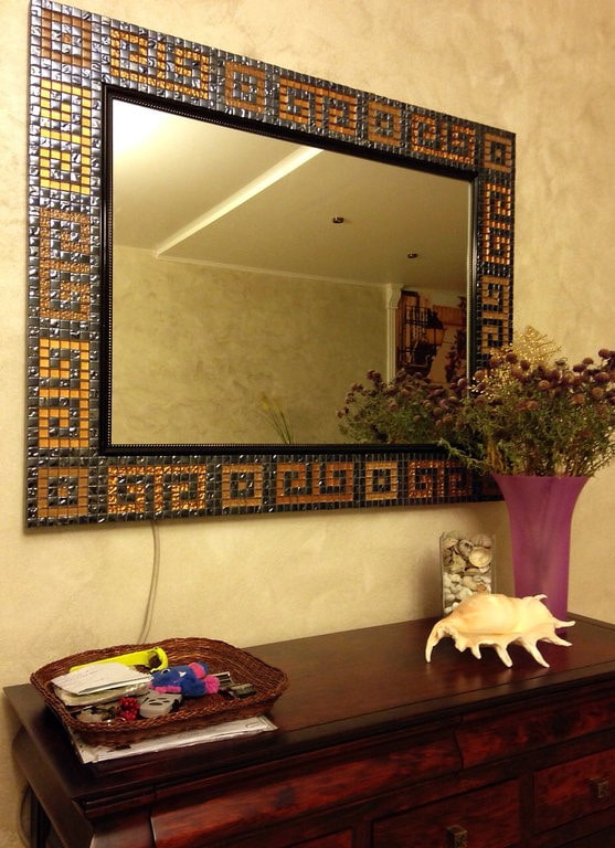 зеркало в мозаичной раме в интерьере