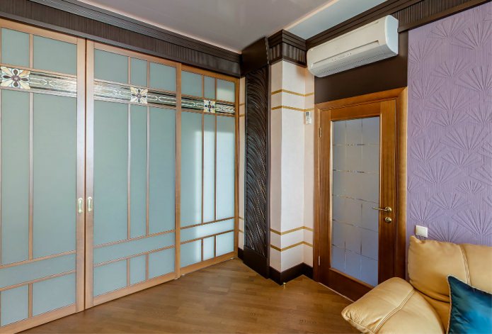 деревянная межкомнатная дверь со стеклом внутри