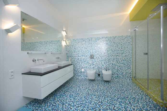 мозаика на полу в интерьере ванной комнаты
