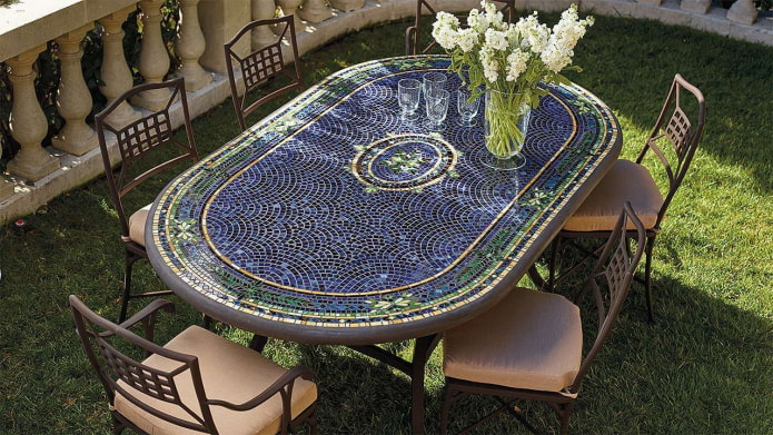 уличный садовый столик из мозаики