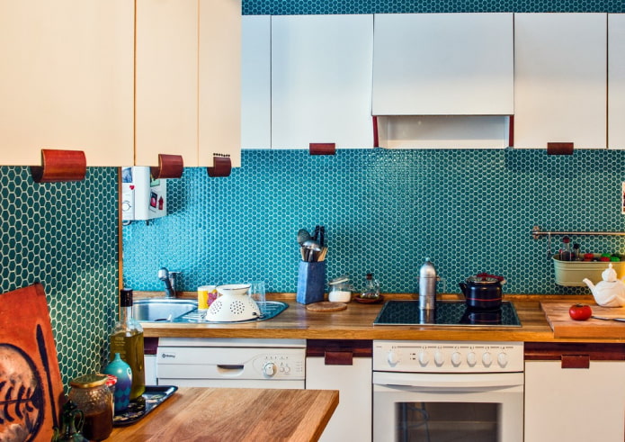 бирюзовая мозаика на кухне