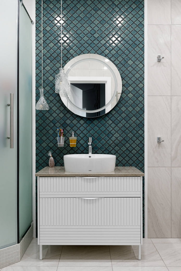 реализованная мозаичная плитка в ванной комнате