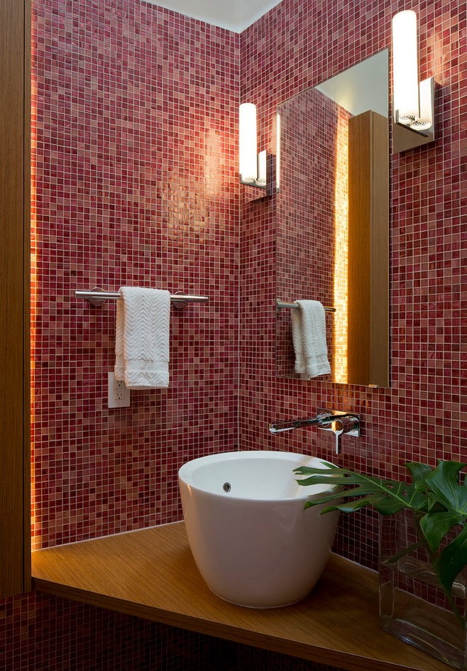 красная мозаика в ванной комнате