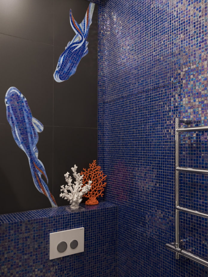 синяя мозаичная плитка в ванной комнате