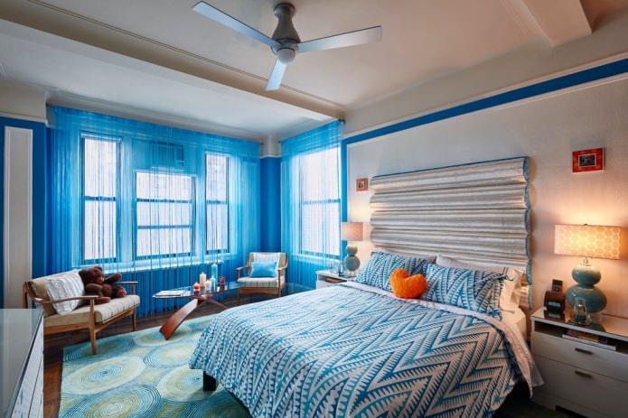 синие шторы с нитками в спальне