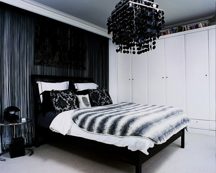 Спальня с черными нитчатыми шторами