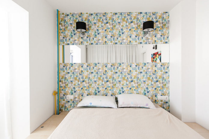 спальня с акцентной стеной, имитирующей мозаику