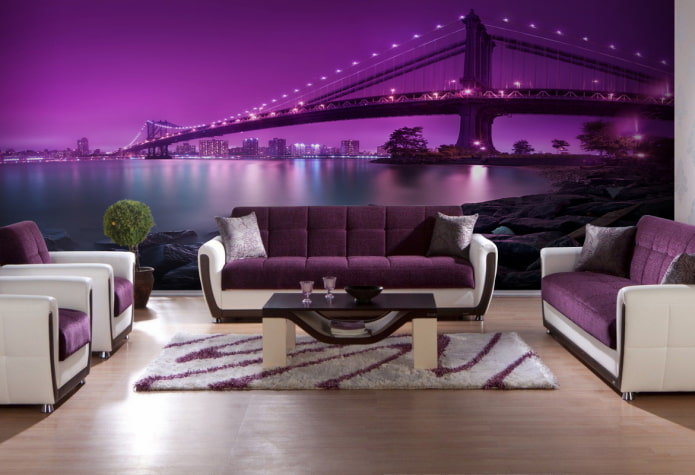 фиолетовые обои с изображением города в интерьере