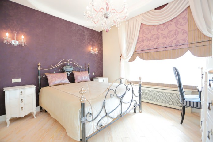 фиолетово-белые шторы в спальне