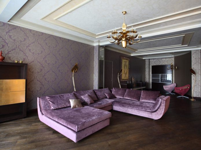 гостиная с фиолетовым диваном и обоями