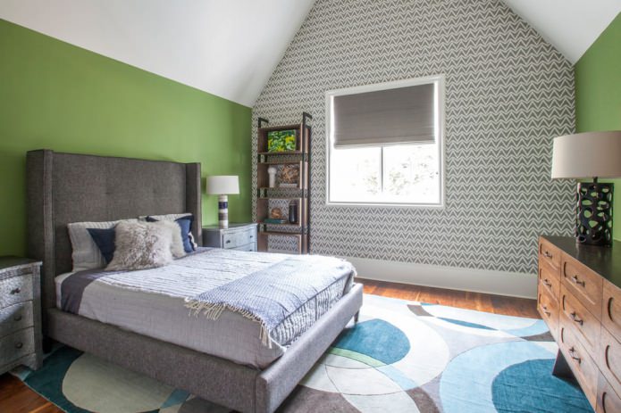 бело-серые обои и зеленые стены в спальне