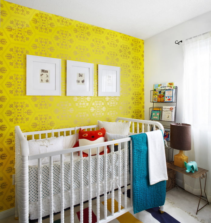 ярко-желтые обои в детской комнате