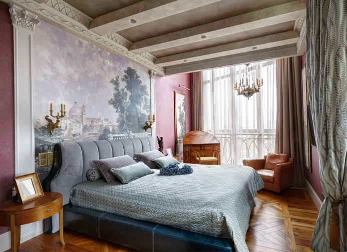 стена над кроватью в спальне в классическом стиле украшена росписью на фиброволокне