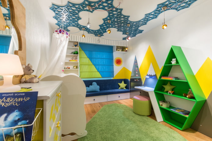 Потолок в детской декорирован пластиковой сеткой
