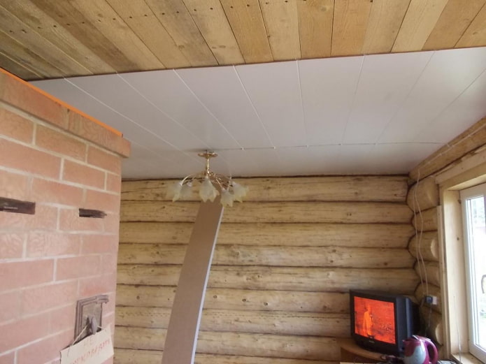 монтаж пластиковых панелей крыши в деревянном доме